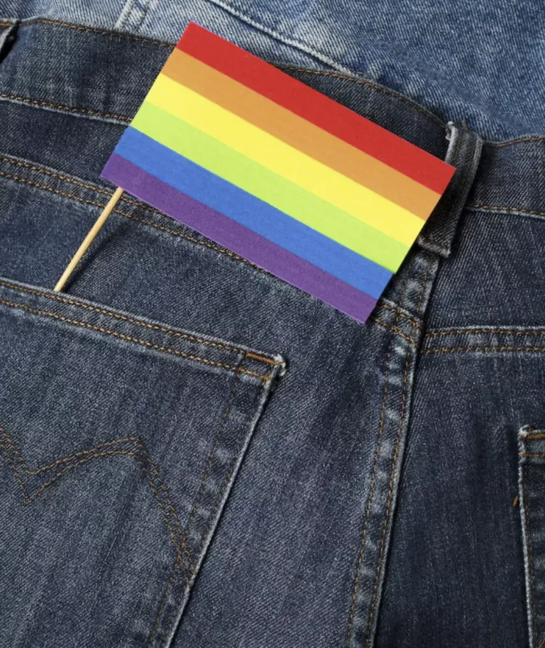 Bandera arcoíris en el bolsillo de un pantalón vaquero
