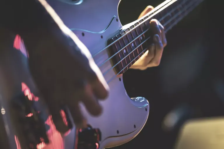 Primer plano de persona tocando el bajo