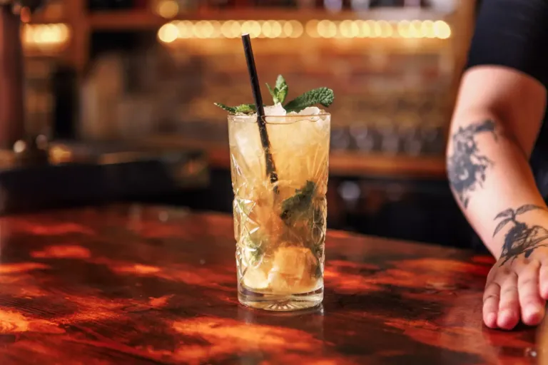 Vaso de coktail con mojito sobre la barra
