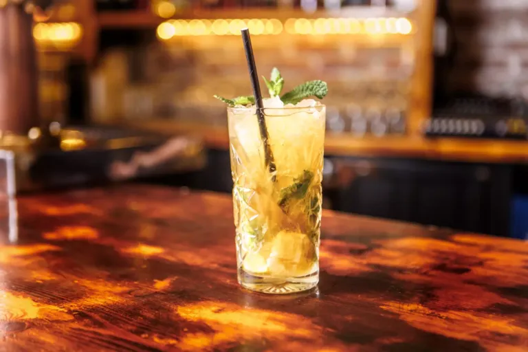 Vaso de coktail con mojito sobre la barra
