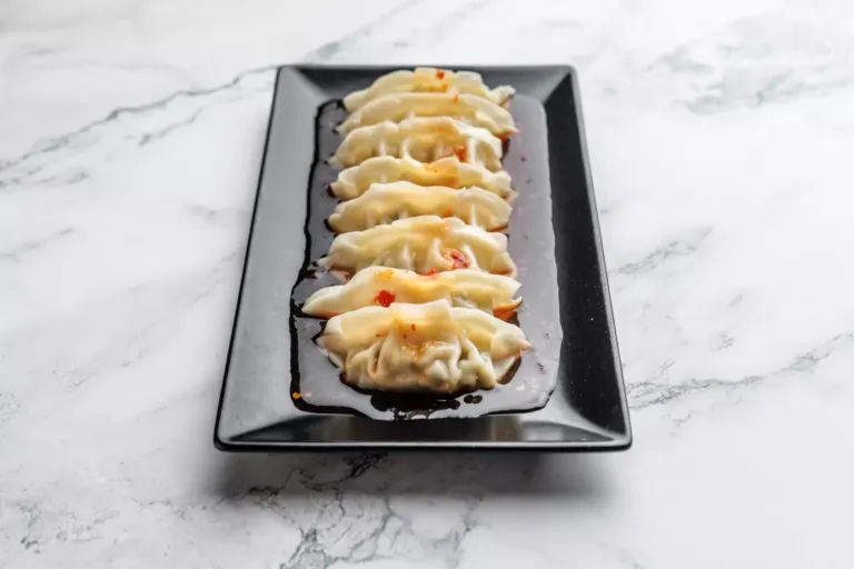 Gyozas en un plato negro