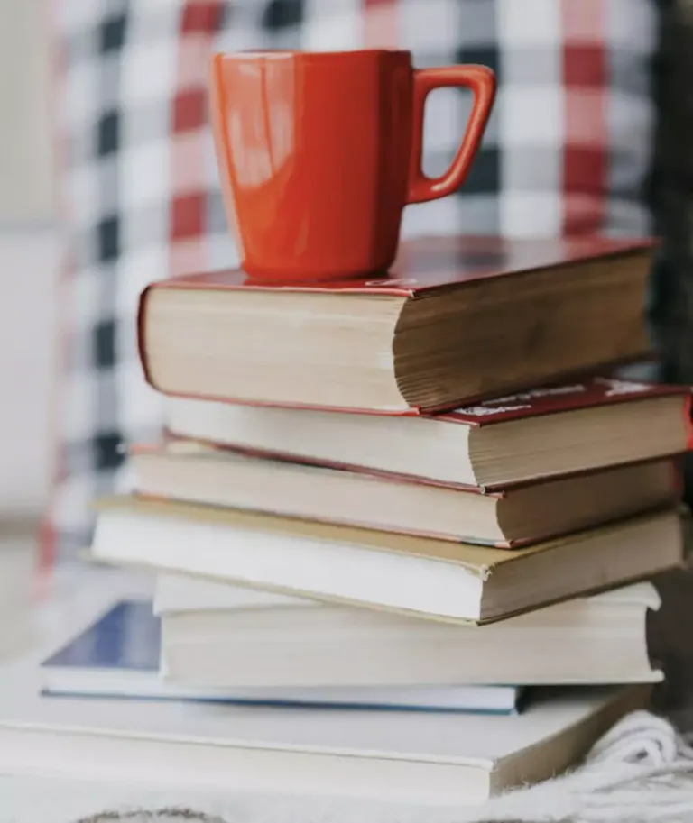 Taza sobre pila de libros