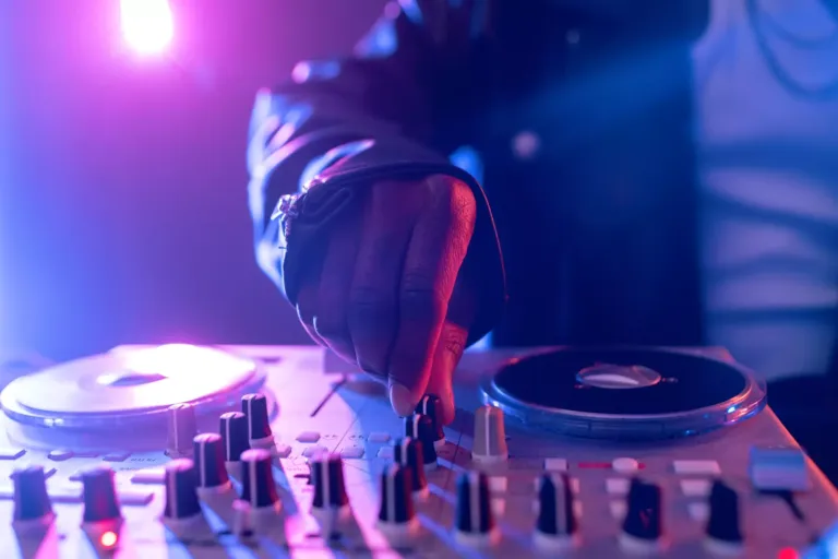 Primer plano dj mezclando con mesa de mezclas
