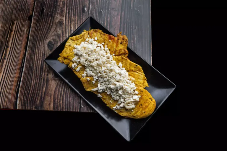 Tosta de pollo con pimienta y curry, queso de cabra y salsa de miel y mostaza