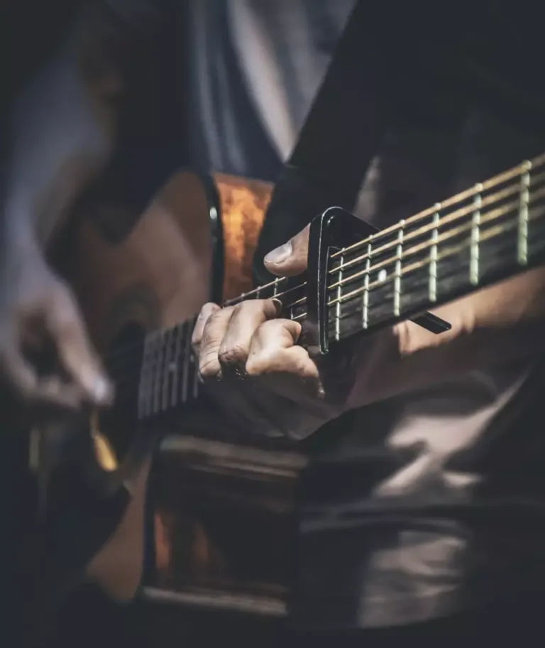 Primer plano de una persona tocando una guitarra