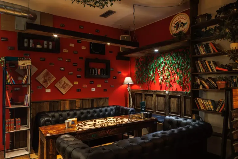 Zona de sofás con una mesa grande