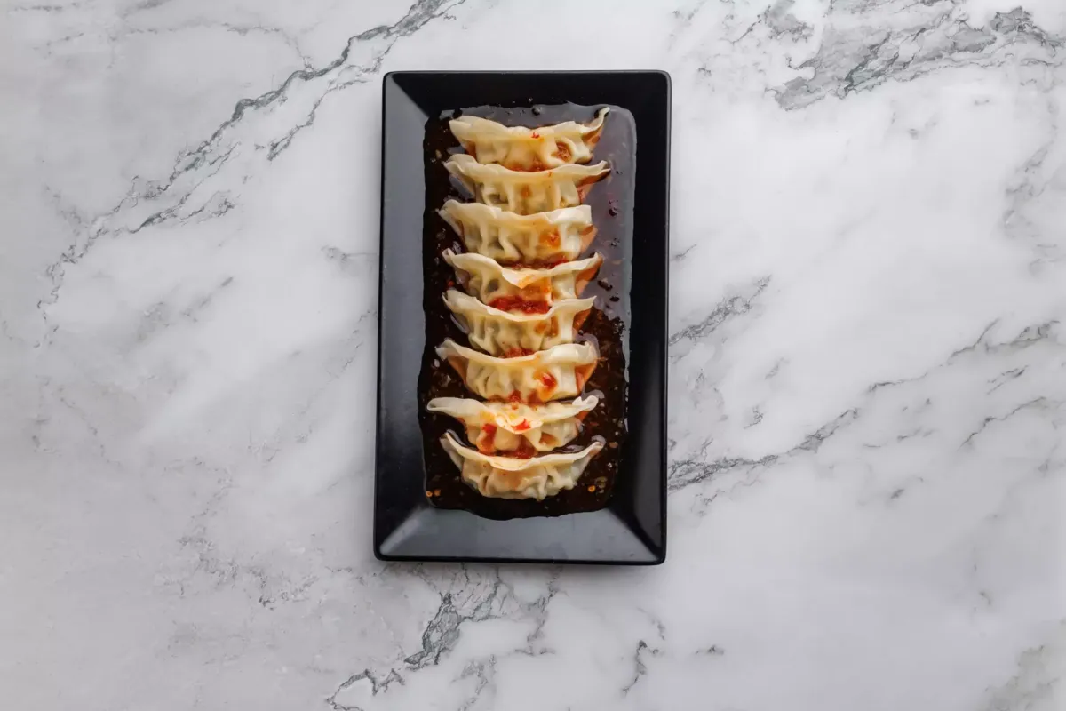 Gyozas en un plato negro