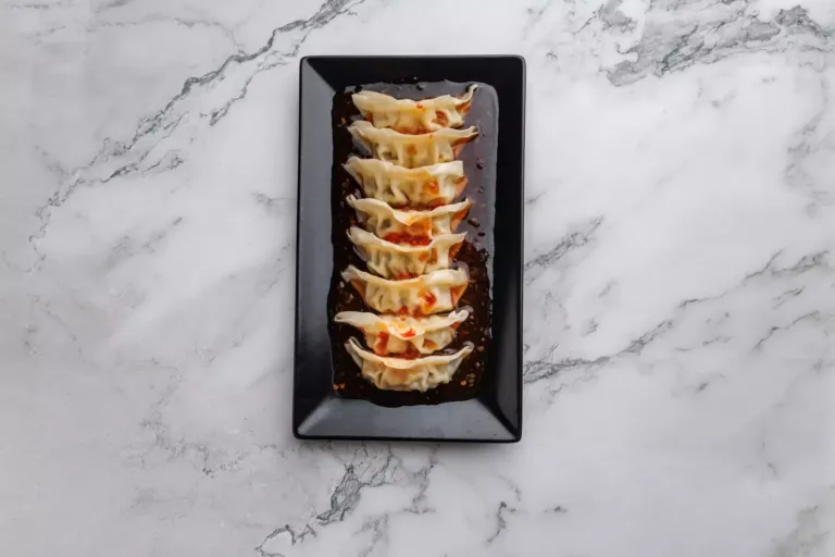 Gyozas en un plato negro