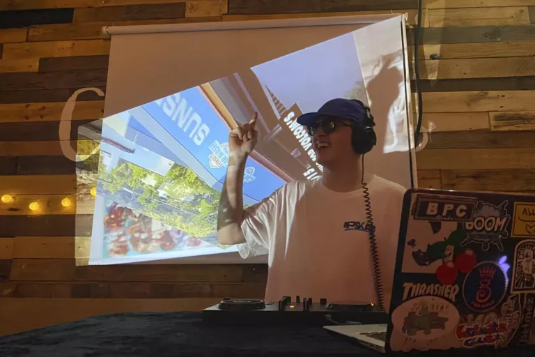 Dj durante una sesión de música