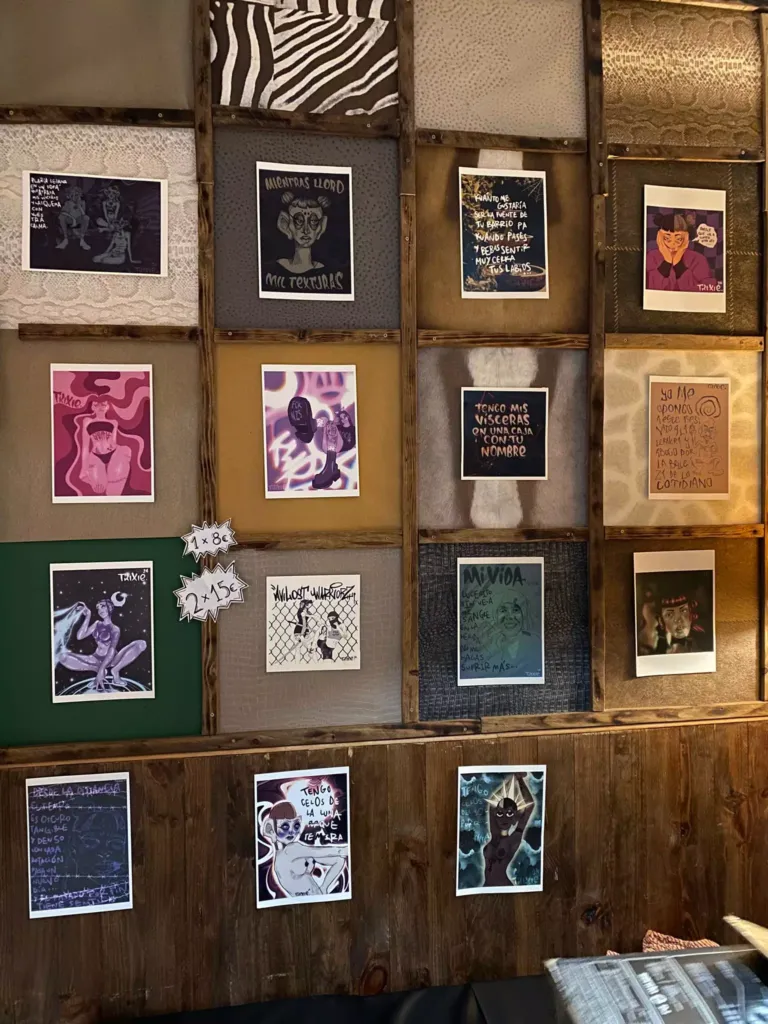 Láminas en venta colocadas en una pared